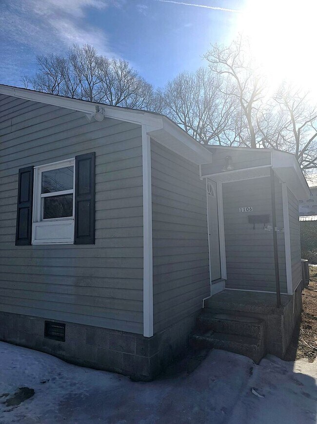 Foto del edificio - DUPLEX - Remodeled 2 BR in Petersburg