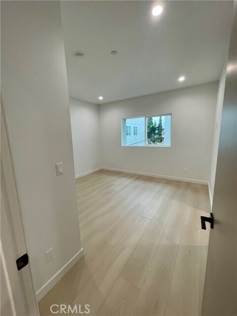 Foto del edificio - 613 W 41st Pl