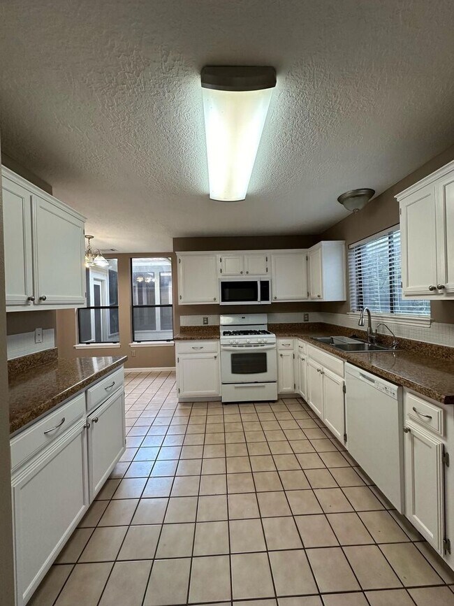 Building Photo - Wonderful NW Austin Home W/ Oversized 2nd ...