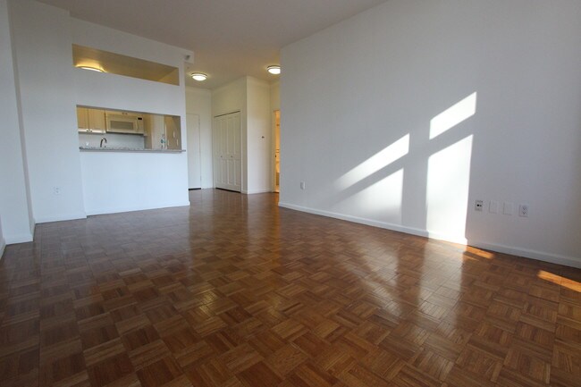 Building Photo - 350 W 43rd St