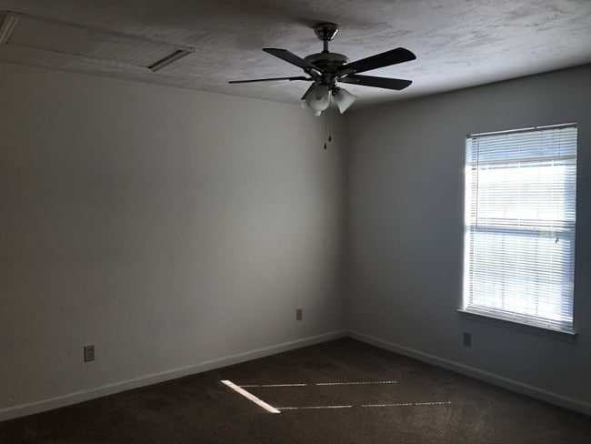 Building Photo - 701 Pointe Ct