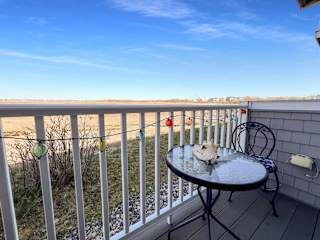 Foto del edificio - Make this charming studio with marsh views...