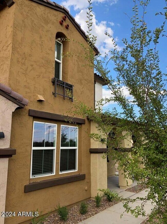 Foto del edificio - Unique opportunity! Rent a Newer home in Tempe!! This home features 4 bedrooms & 3.5 baths with 2...