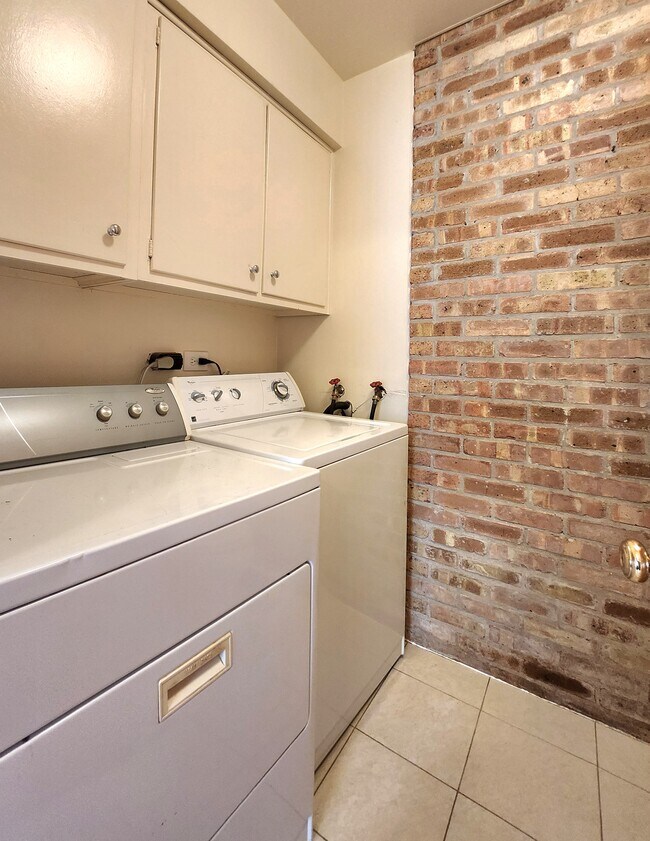 Foto del edificio - Spacious Townhome in Barrington!!
