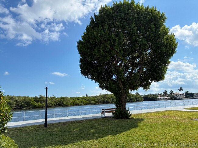 Building Photo - 650 Horizon St E