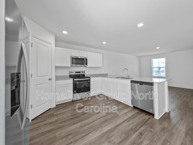 Building Photo - 233 Pine Needle Dr