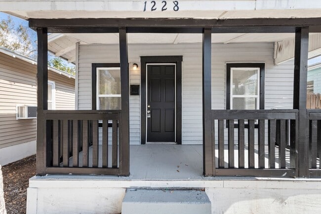 Building Photo - Cute 2bdrm/1bath house with large fenced y...