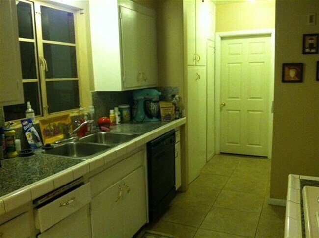 Foto del edificio - LARGE 4BR - 2BA HOUSE - NEWLY REMODEDLED CERAMIC TILE THROUGHOUT