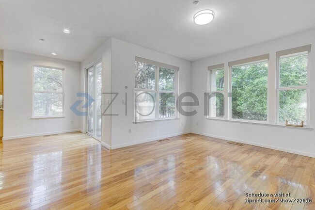 Foto del edificio - 211 Golden Eagle Ln