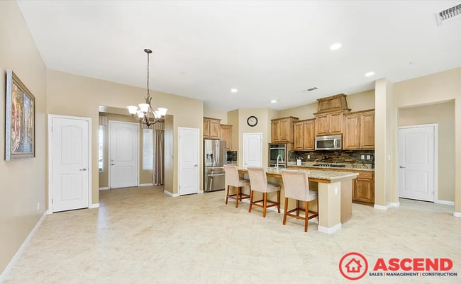 Foto del edificio - 5 Bedroom | 3 Bathroom House — Bakersfield (93314)