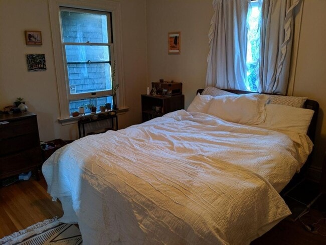 Building Photo - Lovely bedroom for rent in clean organized...