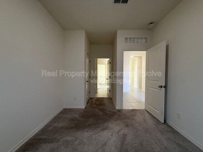 Foto del edificio - 4710 N 194th Dr