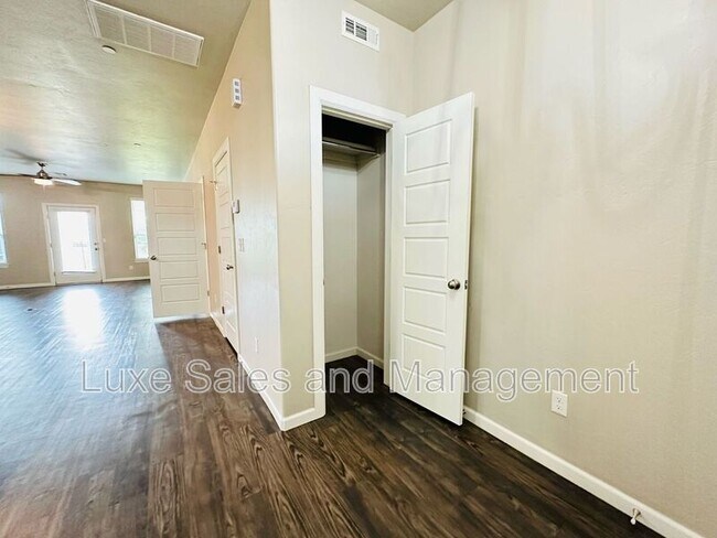 Foto del edificio - 747 SW 14th St