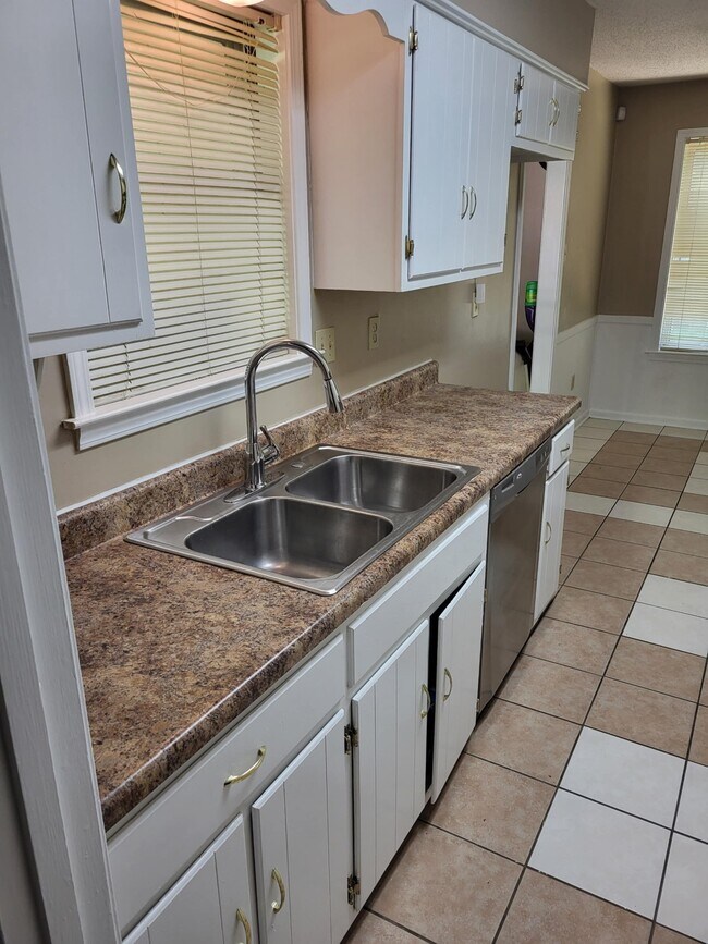 Foto del edificio - 4136 Raintree Cove