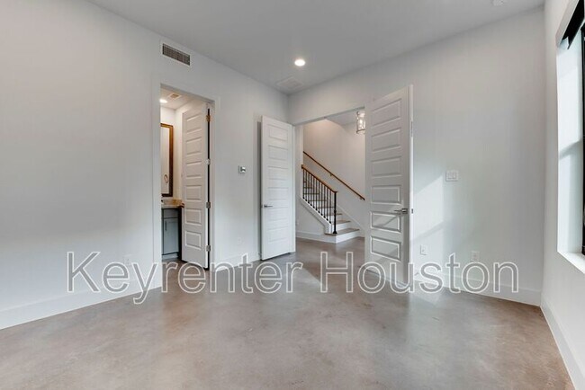 Building Photo - 2928 Lamar St