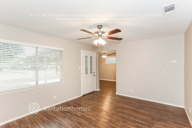 Foto del edificio - 811 Clover Park Dr