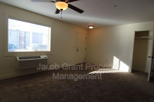 Building Photo - 880 Everett Pl