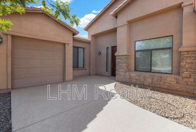 Building Photo - 3093 E San Carlos Pl