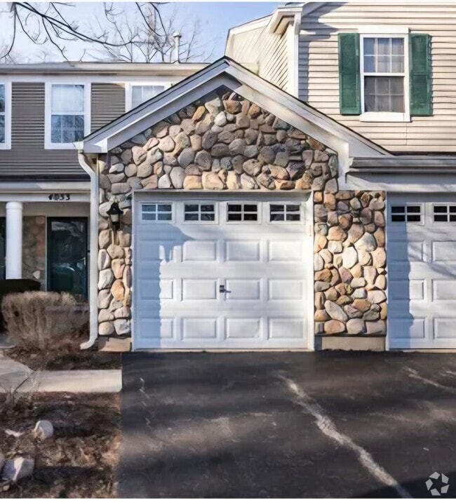 Building Photo - 4053 Oak Tree Ln