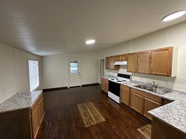 Building Photo - 917 FM247