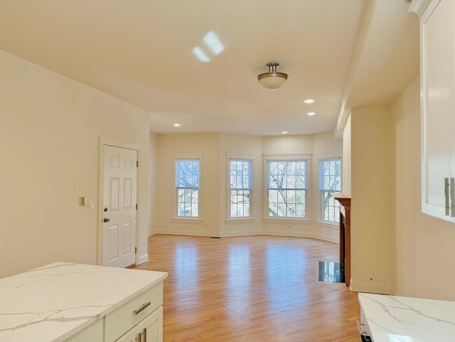 Foto del edificio - Fully Renovated 3-Bed/2-Bath in Lincoln Park, Parking Included!