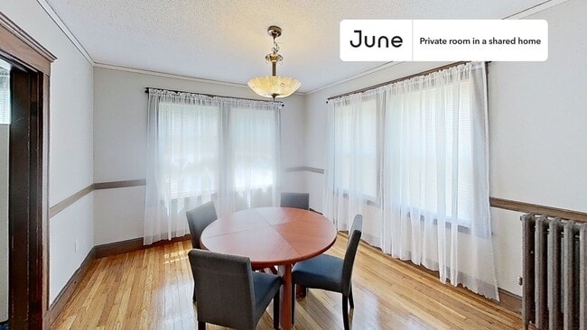 Foto del edificio - Private bedroom in 4 bed/1 bath Home