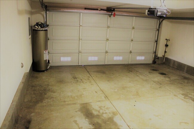 Building Photo - 3 bed 3 bath by Cal Sate!