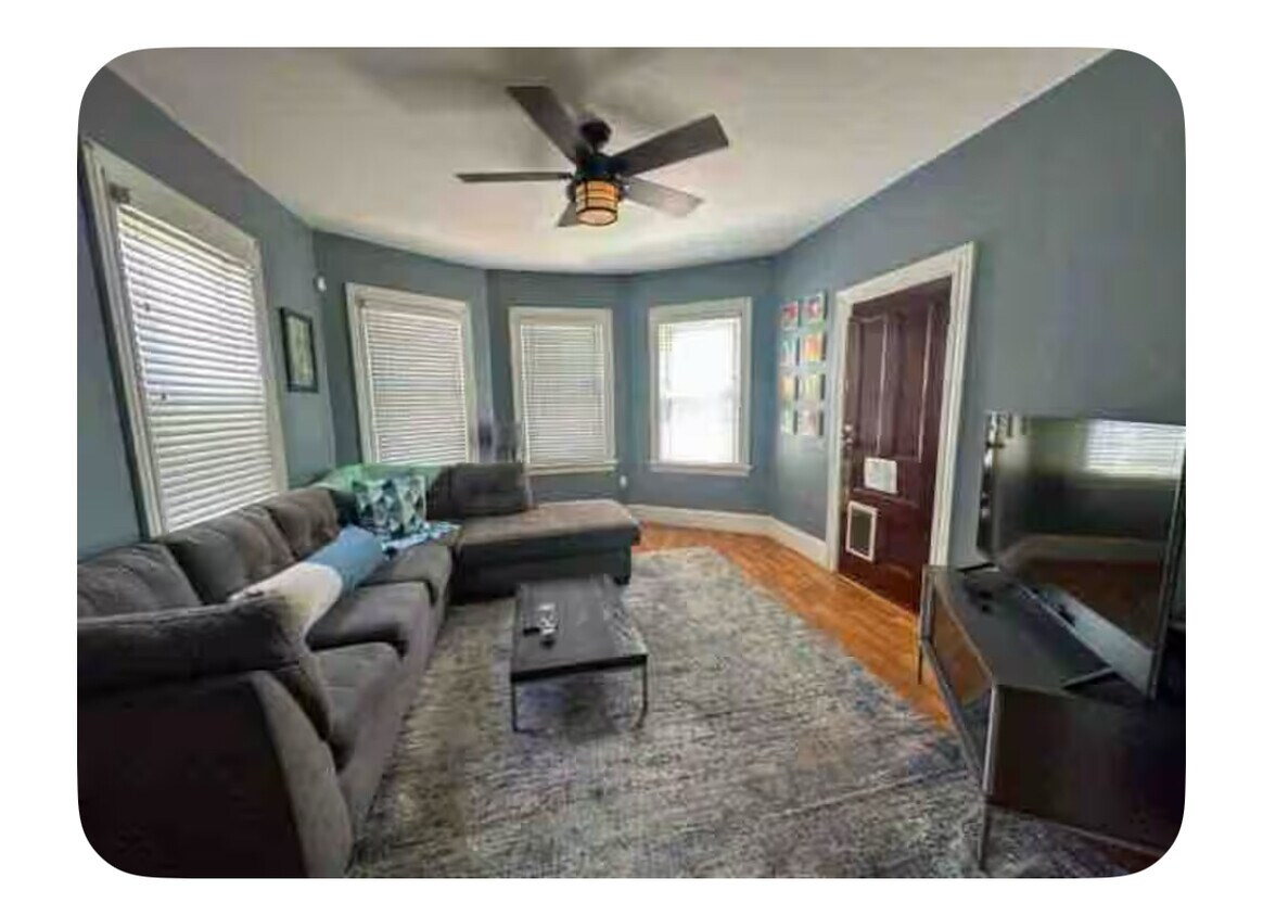 Living - 105 Vinton St