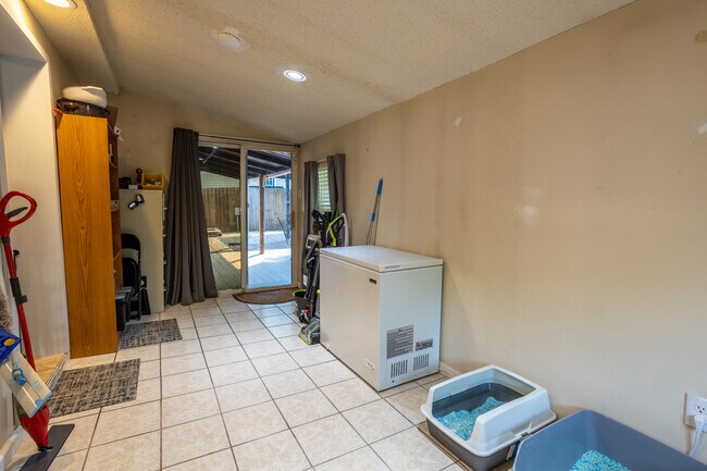 Building Photo - 829 Walton Rd