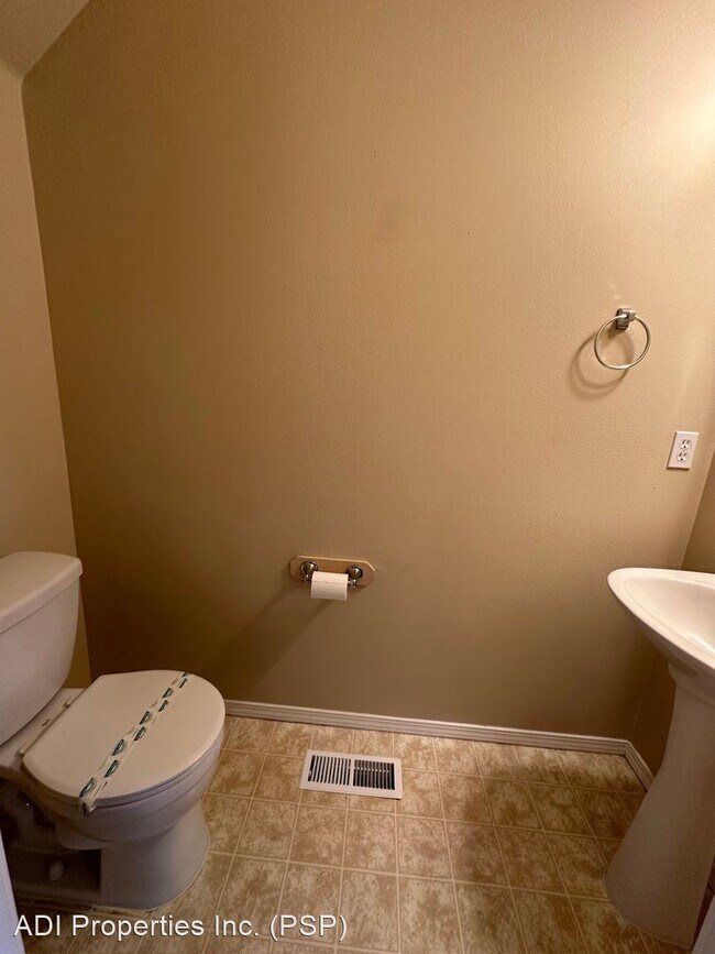 Building Photo - 3 br, 2.5 bath House - 234 SE 43rd Ave