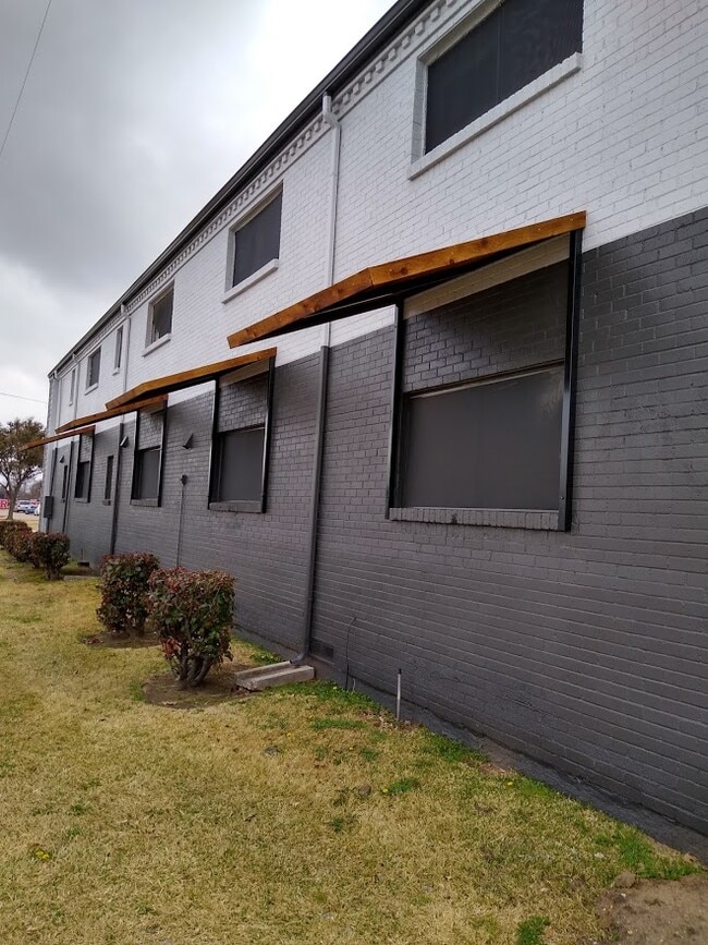 Building Photo - 1809-on-Cox