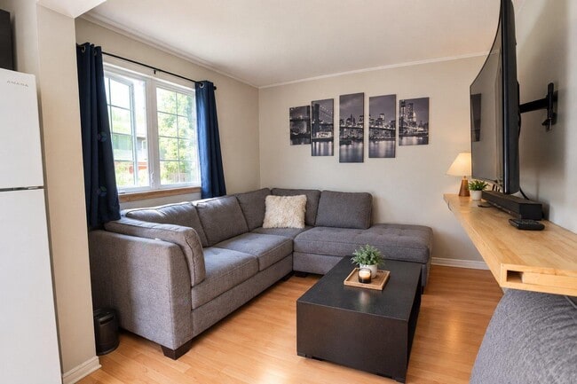 Building Photo - 147 Rue Montpetit
