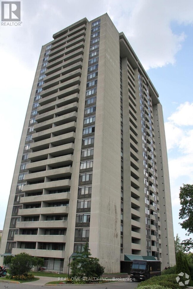 Building Photo - 3300-3300 Don Mills Rd