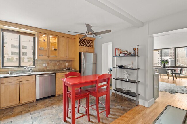 Foto del edificio - 301-303 E 49th St