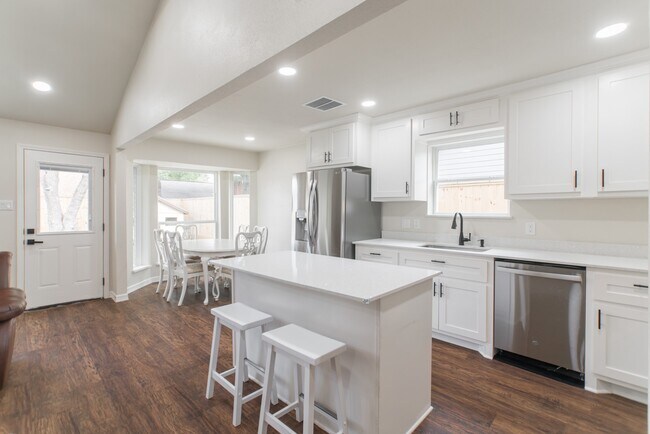 Foto del edificio - 4913 Deerwood Cir