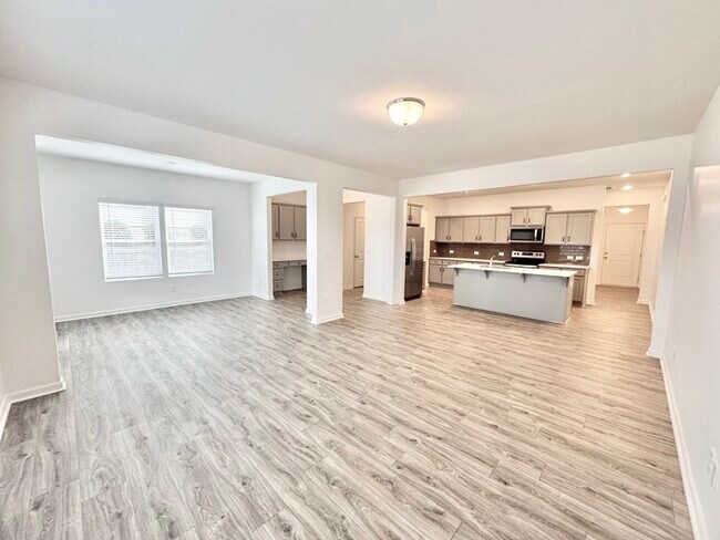 Foto del edificio - 3 br paired home with 2nd floor loft 2 car garage near I-40 and I-77