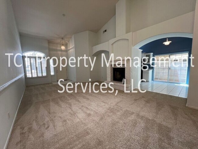 Foto del edificio - Beautiful Townhome with Fireplace