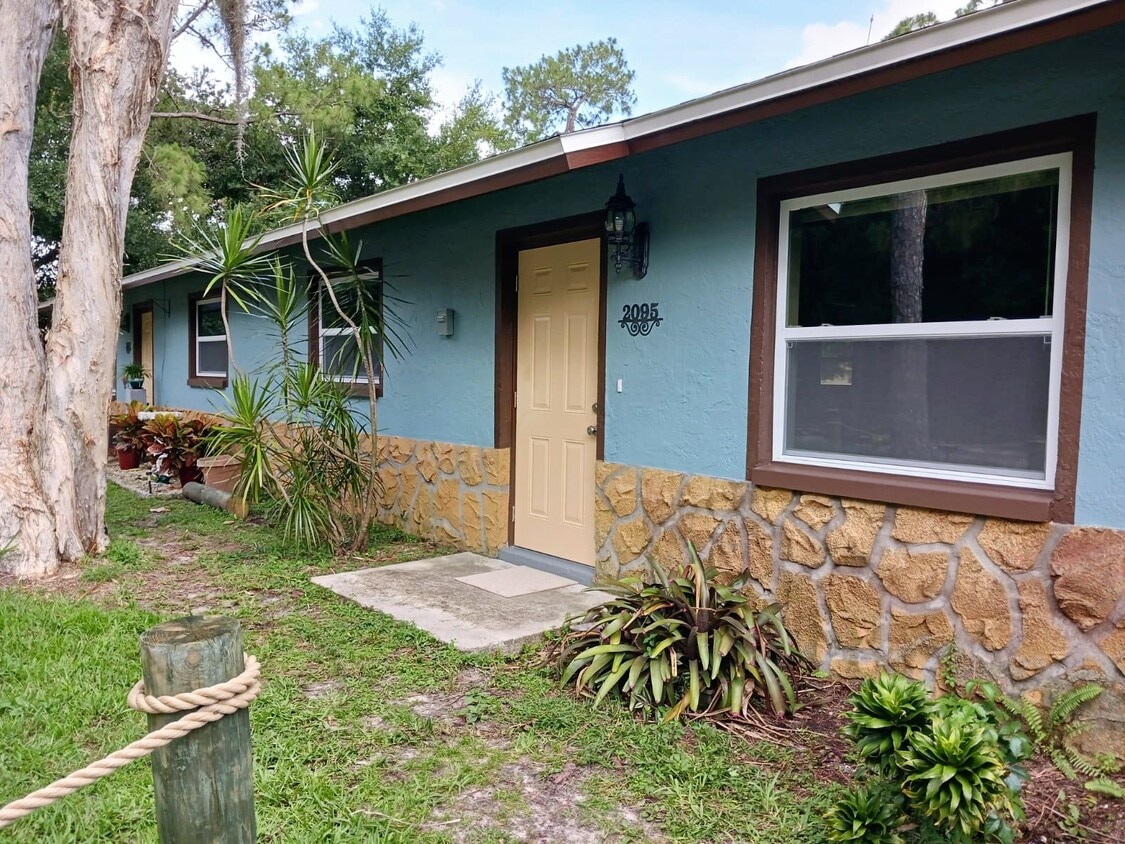 Photo - 2095 Eloise Cir ~ Quaint Duplex Home in North Fort Myers!