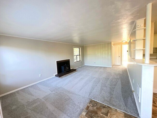 Foto del edificio - Charming 2BR Home with Garage & Expansive Yard in Ridgecrest area of Shoreline