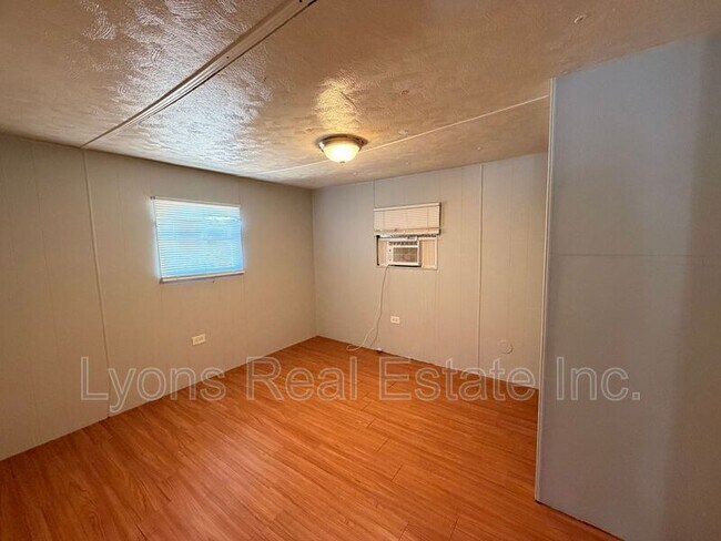 Foto del edificio - 8028 Breeze Dr