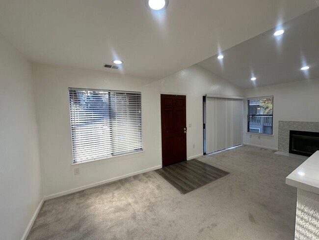 Foto del edificio - Modern 2 Bedroom 2 Bath !