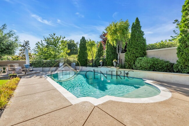 Building Photo - Stunning Executive Serrano Home with a Pool!