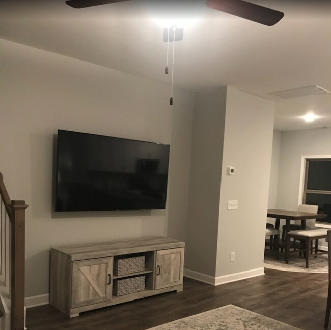 Foto del edificio - Available for Aug move in. Charming 2-Bedroom Retreat in Hendersonville with 2.5 Baths & Spacious...