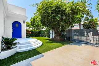 Building Photo - 8718 Rosewood Ave