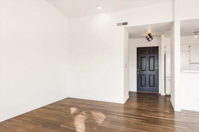 Foto del edificio - Recently Remodeled Condo with Spectacular Views – Utilities Included & Community Pool