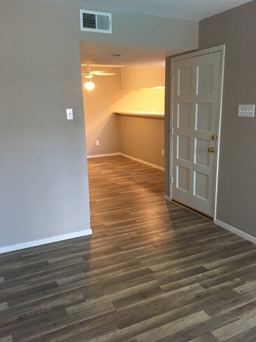 Foto del edificio - 7510 Holly Hill Dr