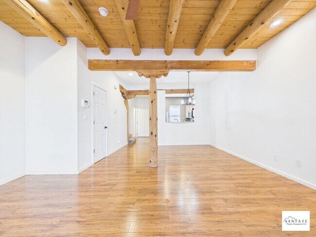 Foto del edificio - Two Level Townhouse Available February 1, 2026