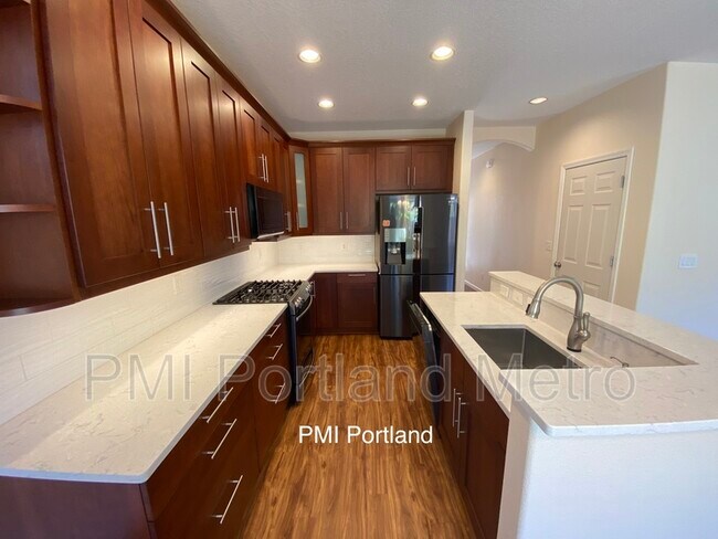 Building Photo - 471 NE Caden Ave