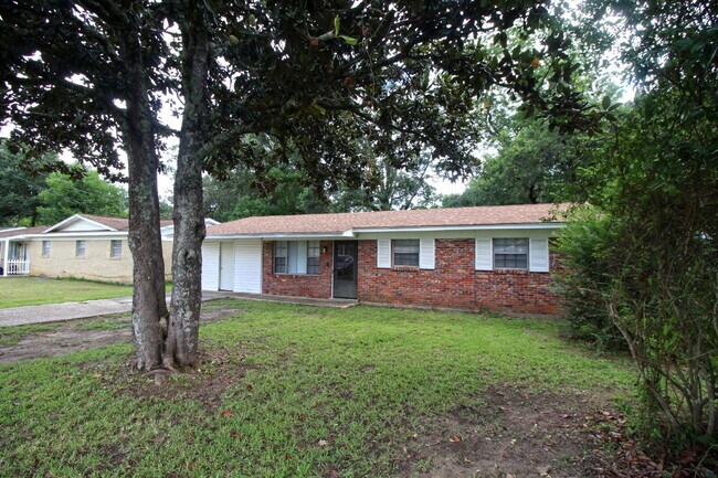 Foto del edificio - Central Pensacola 3-Bedroom Home Near Mall...