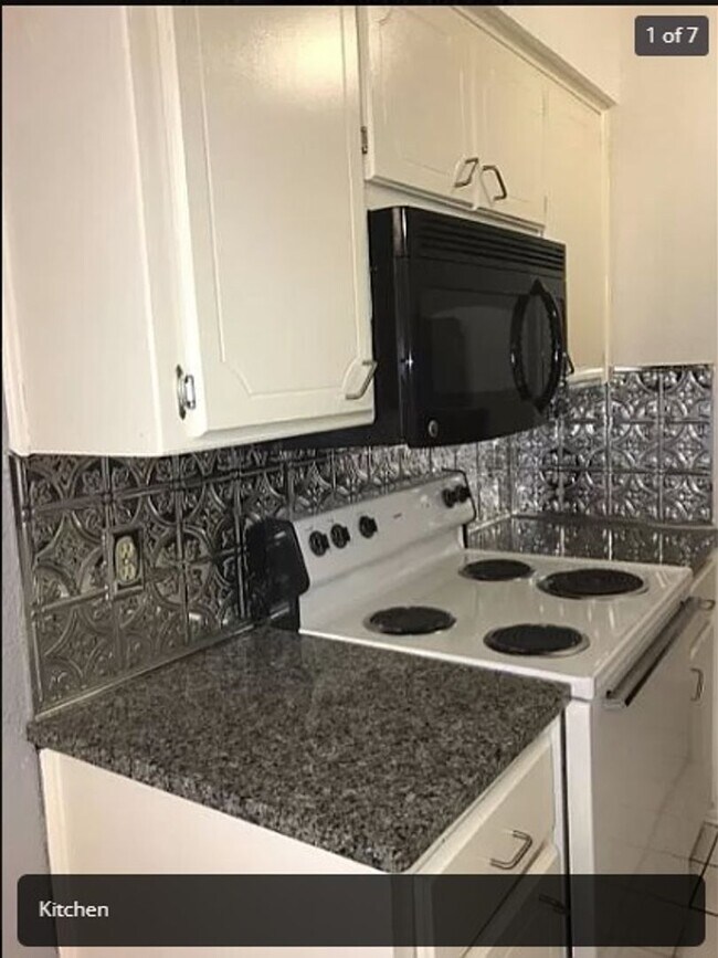 Foto del edificio - 1-bed, 1-bath apartment with washer and dryer provided